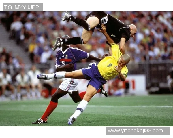 三次被足球击中并逆袭的球星传奇故事